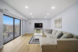 263 S Clubhouse Dr S, Palatine, IL 60074 - Photo 2