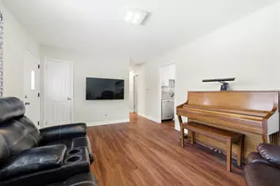 733 Oriole Dr, Streamwood, IL 60107 - Photo 2