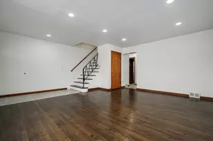 68 N Albert St, Mount Prospect, IL 60056 - Photo 2