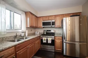 107 65th Lake Dr, Westmont, IL 60559 - Photo 4