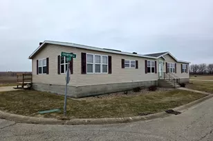 106 Champion Dr, Chenoa, IL 61726 - Photo 2