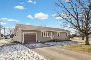 411 E 13th St, Gibson City, IL 60936 - Photo 2