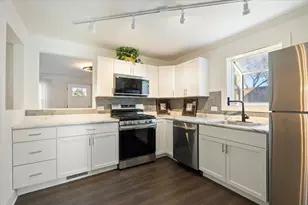 318 E Liberty St, Wauconda, IL 60084 - Photo 2