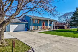 4 Maplewood Ln, Ottawa, IL 61350 - Photo 2