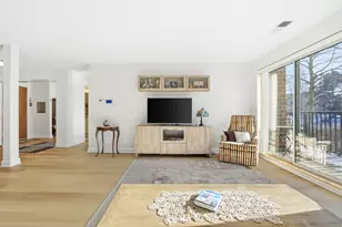 815 Leicester Rd, Elk Grove Village, IL 60007 - Photo 10