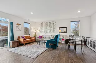 952 Darwin St, North Aurora, IL 60542 - Photo 2