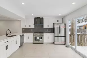 325 Colony Green Dr, Bloomingdale, IL 60108 - Photo 8