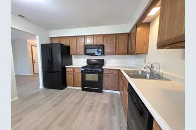 205 Auburn Court #205, Saint Charles, IL 60174 - Photo 4