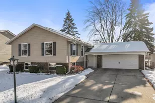 727 Lacy Ave, Streamwood, IL 60107 - Photo 1