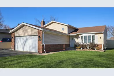 639 W Comstock Avenue, Elmhurst, IL 60126 - Photo 1