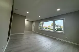 16 S Midland Ave, Mundelein, IL 60060 - Photo 2