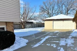 7642 W 92nd Pl, Hickory Hills, IL 60457 - Photo 2