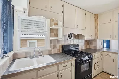 2427 29 1/2 Street, Rock Island, IL 61201 - Photo 8