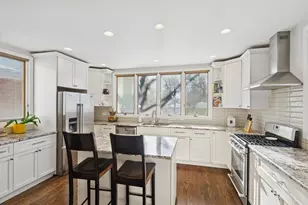 2233 W Greenleaf Ave, Chicago, IL 60645 - Photo 8