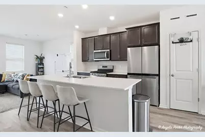 2117 Yellowstone Boulevard, Mundelein, IL 60060 - Photo 4