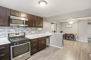 515 W Auburn Ln, Crete, IL 60417 - Photo 2