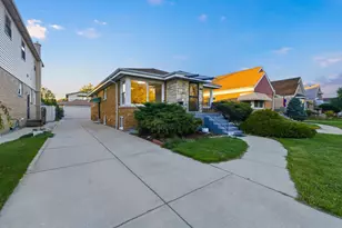 4656 N Narragansett Ave, Harwood Heights, IL 60706 - Photo 2