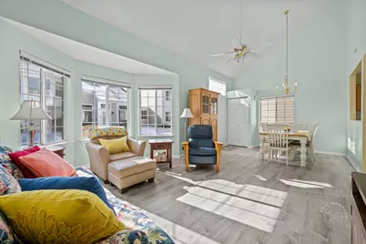 516 E Victoria Circle, North Aurora, IL 60542 - Photo 2