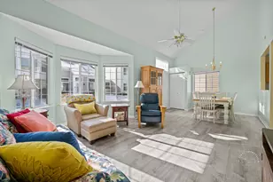 516 E Victoria Cir, North Aurora, IL 60542 - Photo 2