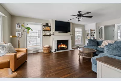 931 N Kennicott Avenue, Arlington Heights, IL 60004 - Photo 2