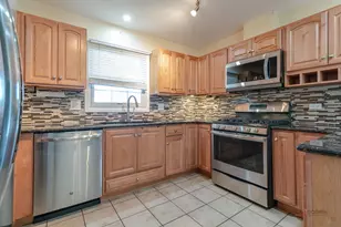 915 Plum Grove Cir, Buffalo Grove, IL 60089 - Photo 4