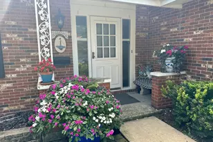 1819 W Thornwood Ln, Mount Prospect, IL 60056 - Photo 2