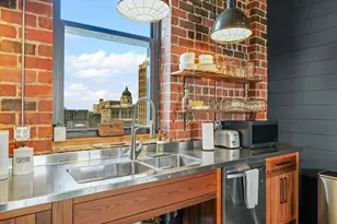 209 E Washington St, Bloomington, IL 61701 - Photo 28