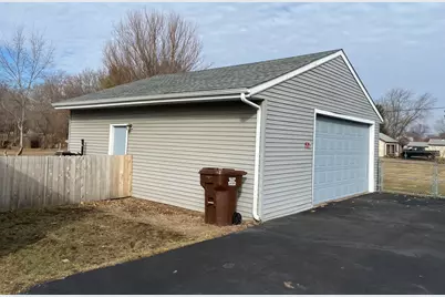 880 E Riverside Boulevard, Loves Park, IL 61111 - Photo 2