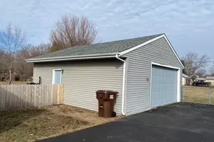 880 E Riverside Blvd, Loves Park, IL 61111 - Photo 2