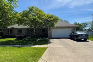 1565 Lake Dr, Morris, IL 60450 - Photo 1