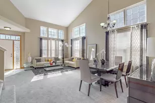 2500 Rosehall Ln, Aurora, IL 60503 - Photo 4