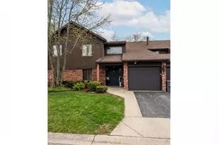 15 Creekside Cir, Elgin, IL 60123 - Photo 1