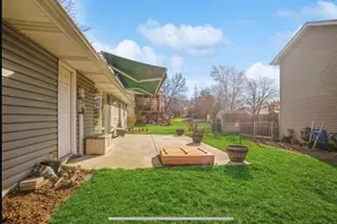 923 Jeffery Ct, Schaumburg, IL 60193 - Photo 2
