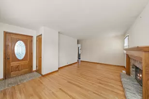 735 Westgate Dr, Aurora, IL 60506 - Photo 2