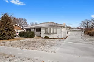 735 Westgate Dr, Aurora, IL 60506 - Photo 1