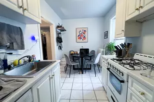 654 W Oakdale Ave, Chicago, IL 60657 - Photo 2