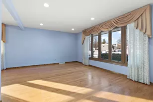 9745 S 81st Ave, Palos Hills, IL 60465 - Photo 2