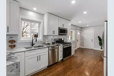 7225 N East Prairie Road, Lincolnwood, IL 60712 - Photo 10