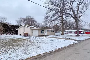 138 Garden Dr, Belvidere, IL 61008 - Photo 2