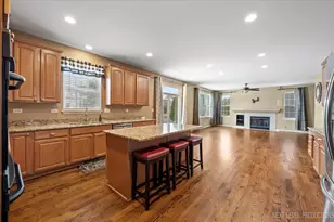 706 Versailles Pkwy, Oswego, IL 60543 - Photo 4