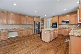 706 Versailles Pkwy, Oswego, IL 60543 - Photo 2