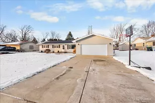 125 W Carol Ave, Cortland, IL 60112 - Photo 2
