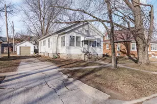 415 N Locust St, Pontiac, IL 61764 - Photo 1