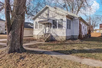 415 N Locust Street, Pontiac, IL 61764 - Photo 2