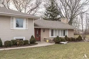 106 Sharon Dr, Sleepy Hollow, IL 60118 - Photo 2
