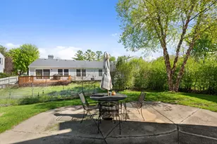 1120 Thompson Blvd, Buffalo Grove, IL 60089 - Photo 24