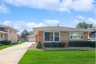 10012 S Komensky Avenue, Oak Lawn, IL 60453 - Photo 1
