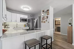 525 W Hawthorne Pl, Chicago, IL 60657 - Photo 10