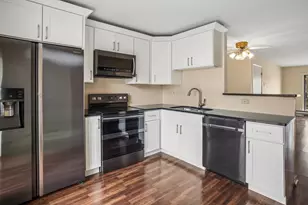 160 S Waters Edge Dr, Glendale Heights, IL 60139 - Photo 8