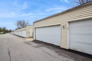 160 S Waters Edge Dr, Glendale Heights, IL 60139 - Photo 20